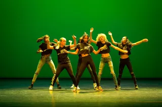 CMK - groepje jongeren dansen